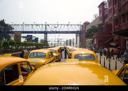 Kalkutta, Indien - März, 2014: Traditionelle Kalkutta gelb retro Taxis auf dem Parkplatz in der Nähe Howrah Bahnhof. Selektive Fokussierung auf das Taxistand. Stockfoto