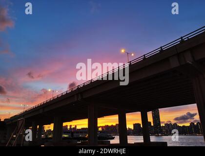 Hongkong, China. Juli 2020. Foto aufgenommen mit einem Telefon zeigt einen Blick auf den Sonnenuntergang in Hongkong, Südchina, 15. Juli 2020. Quelle: Li Gang/Xinhua/Alamy Live News Stockfoto