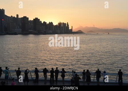 Hongkong, China. November 2020. Menschen beobachten den Sonnenuntergang in Hongkong, Südchina, 19. November 2020. Kredit: Lo Ping Fai/Xinhua/Alamy Live Nachrichten Stockfoto