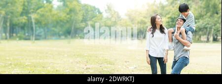 Glückliche junge Familie verbringen Zeit zusammen draußen in grüner Natur und Park, Urlaub der Eltern Konzept Stockfoto