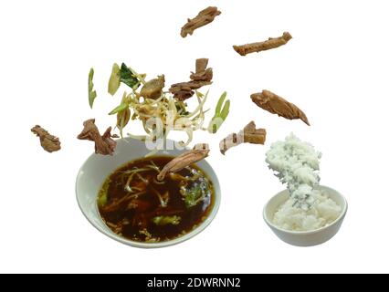 Gekochte Ente in chinesischer Kräutersuppe essen paar einfach Reis schwimmt auf Schüssel in weißem Hintergrund Stockfoto