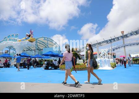 Hongkong, China. Juni 2020. Menschen besuchen den Ocean Park in Hongkong, Südchina, 13. Juni 2020. Quelle: Wu Xiaochu/Xinhua/Alamy Live News Stockfoto