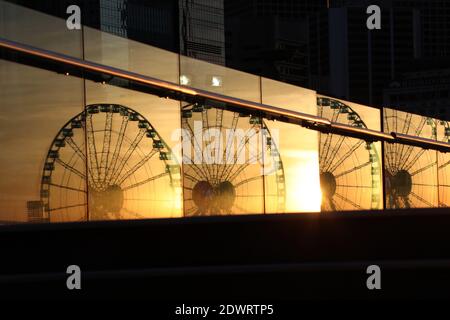 Hongkong, China. Juli 2020. Das Riesenrad spiegelt sich auf Gläsern in Hongkong, Südchina, 13. Juli 2020. Quelle: Wu Xiaochu/Xinhua/Alamy Live News Stockfoto