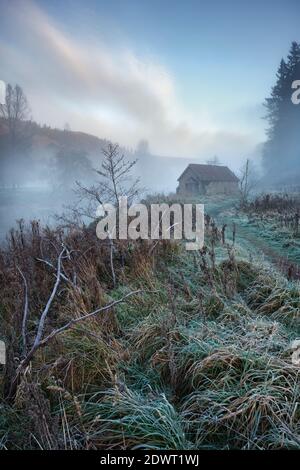 Bootshaus an einem nebelbedeckten Fluss Wye in Brockweir. Stockfoto