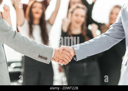Nahaufnahme. Handshake von Geschäftsleuten auf dem Hintergrund des Geschäftsteams. Konzept der Partnerschaft Stockfoto