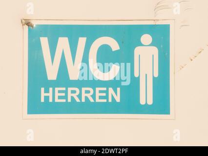 Ein WC oder WC-Schild für eine öffentliche Toilette, Körperhygiene und Grundbedürfnisse Stockfoto