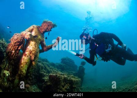 Taucher mit Statue des griechischen Gottes Dionysos. Unter Wasser antike römische Ruinen. Baia (Baiae), Campi Flegrei (Phlegräische Felder), Neapel, Kampanien, Italien Stockfoto