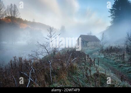 Bootshaus an einem nebelbedeckten Fluss Wye in Brockweir. Stockfoto