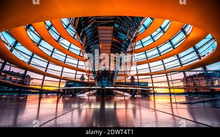 Berlin, Deutschland - 19. September 2020: Innenansicht der gläsernen Reichstagskuppel Stockfoto