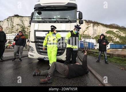 WEITERÜBERMITTLUNG MIT VERBESSERTER QUALITÄT Polizei spricht mit einem Mann, der auf der Straße vor einem Güterwagen liegt, als er versucht, den Hafen von Dover in Kent zu verlassen, Nachdem die französischen Behörden angekündigt haben, dass das Verbot des Coronavirus aufgehoben wurde und Reisen aus dem Vereinigten Königreich wieder aufgenommen werden dürfen, müssen diejenigen, die reisen möchten, jedoch ein negatives Testergebnis haben. Stockfoto