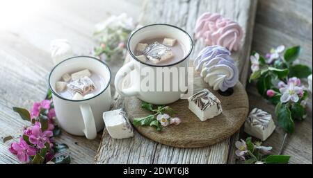 Süsse Marshmallows und Kakaotrink auf Holztisch Stockfoto