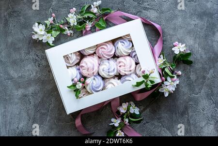 Draufsicht auf leckere zephyr in Geschenkbox und Frühling Blumen Stockfoto