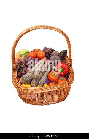 Ein Weidenkorb mit frischem Obst und Gemüse. Stockfoto