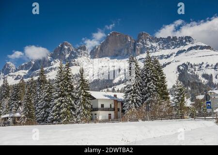 Italienische Dolomiten, mit Sellajoch, Grödnerpass, Costalunga Pass Stockfoto