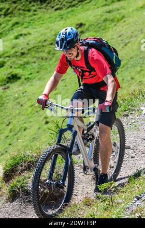 Anspruchsvolle Mountainbike-Tour in österreichischen Alpen Stockfoto