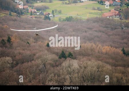 Hängen Sie den Segelflieger an einem sonnigen Tag in die Luft. Stockfoto