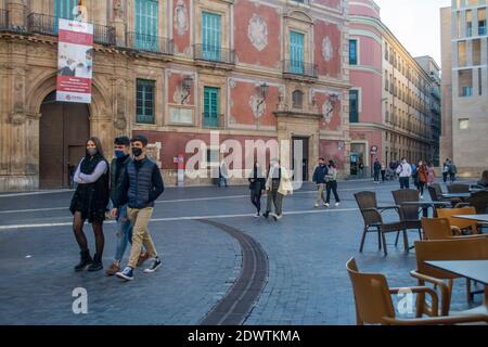 Maskierte Bürger, die durch die Plaza del Cadenal Berlluga gehen Murcia Spanien Stockfoto