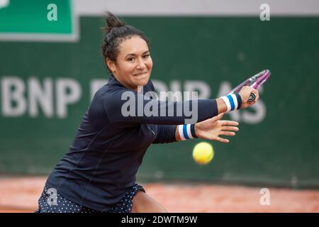 Die britische Tennisspielerin Heather Watson spielt eine Vorhand während eines Spiels bei den French Open 2020, Paris, Frankreich, Europa. Stockfoto