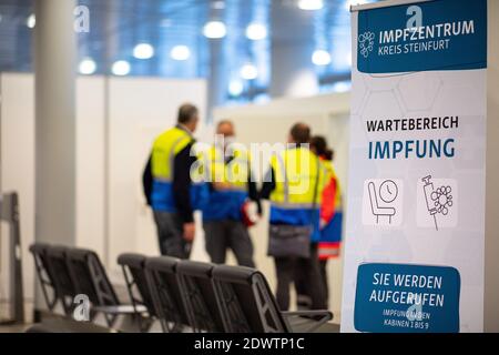 Greven, Deutschland. Dezember 2020. "Impfzentrum Steinfurt Kreis - Wartereimpfung" steht auf einem Roll-up-Banner im Testzentrum am Flughafen Münster-Osnabrück. Hier startete im Impfzentrum ein Testlauf mit rund 50 Testpersonen aus THW, DLRG, Malteser, DRK Kreisverband ST und DRK Kreisverband TE. Quelle: Guido Kirchner/dpa/Alamy Live News Stockfoto