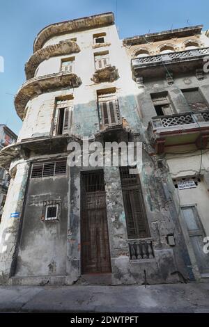 Bunte Gebäude entlang der Malecon Avenue in Havanna Stockfoto