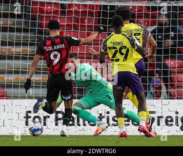 Dominic Solanke (links) von AFC Bournemouth erzielt das erste Tor seiner Spielmannschaft während des Sky Bet Championship-Spiels im Vitality Stadium in Bournemouth. Stockfoto