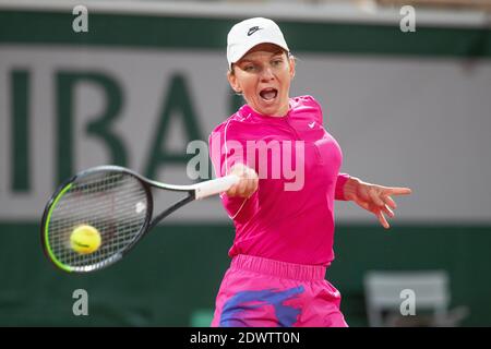 Rumänische Tennisspielerin Simona Halep spielt eine Vorhand während eines Spiels bei den French Open 2020, Paris, Frankreich, Europa. Stockfoto