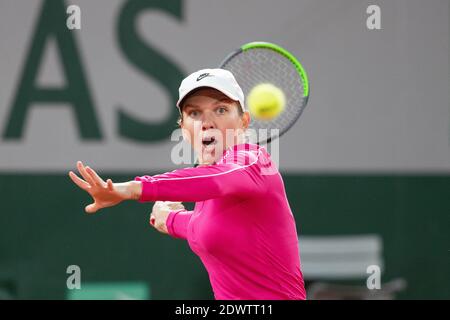 Rumänische Tennisspielerin Simona Halep spielt eine Vorhand während eines Spiels bei den French Open 2020, Paris, Frankreich, Europa. Stockfoto