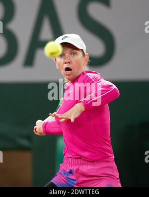 Rumänische Tennisspielerin Simona Halep spielt eine Vorhand während eines Spiels bei den French Open 2020, Paris, Frankreich, Europa. Stockfoto