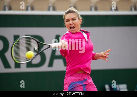 Rumänische Tennisspielerin Simona Halep spielt eine Vorhand während eines Spiels bei den French Open 2020, Paris, Frankreich, Europa. Stockfoto
