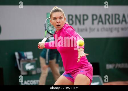 Rumänische Tennisspielerin Simona Halep spielt eine Vorhand während eines Spiels bei den French Open 2020, Paris, Frankreich, Europa. Stockfoto