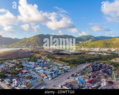 Luftaufnahme von einem Schrottplatz und einer Deponie auf st. maarten Stockfoto