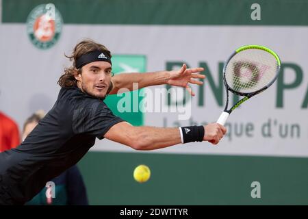 Der griechische Tennisspieler Stefanos Tsitsipas spielt eine Backhand während der French Open 2020, Paris, Frankreich, Europa. Stockfoto