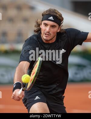 Der griechische Tennisspieler Stefanos Tsitsipas spielt einen Rückhand-Volley während der French Open 2020, Paris, Frankreich, Europa. Stockfoto