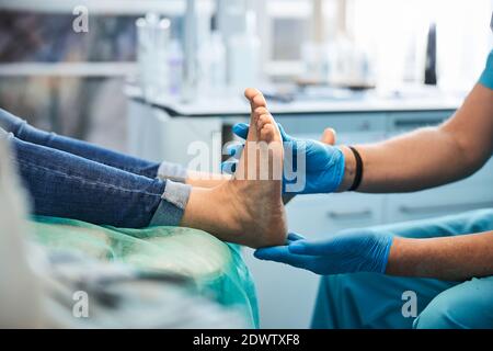 Elegante Frau, die Fußbehandlung im medizinischen Zentrum Stockfoto