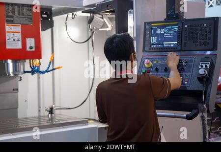 Industrietechniker Betrieb CNC-Bearbeitungszentrum. Metallverarbeitende Fertigungsfabrik Stockfoto
