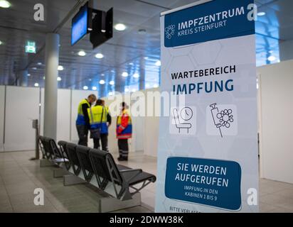 Greven, Deutschland. Dezember 2020. "Impfzentrum Steinfurt Kreis - Wartereimpfung" steht auf einem Roll-up-Banner im Testzentrum am Flughafen Münster-Osnabrück. Hier startete im Impfzentrum ein Testlauf mit rund 50 Testpersonen aus THW, DLRG, Malteser, DRK Kreisverband ST und DRK Kreisverband TE. Quelle: Guido Kirchner/dpa/Alamy Live News Stockfoto