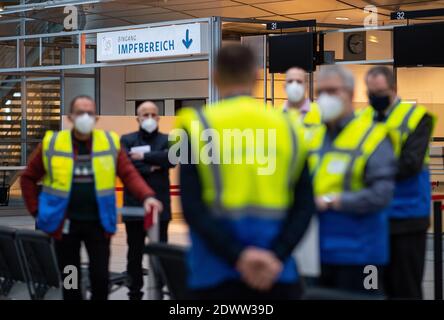 Greven, Deutschland. Dezember 2020. Auf dem Schild der Impfstelle des Kreises Steinfurt im Terminal am Flughafen Münster-Osnabrück steht der "Eintrittsimpfungsbereich". Am Flughafen startete im Impfzentrum ein Testlauf mit rund 50 Testpersonen aus THW, DLRG, Malteser, DRK Kreisverband ST und DRK Kreisverband TE. Quelle: Guido Kirchner/dpa/Alamy Live News Stockfoto