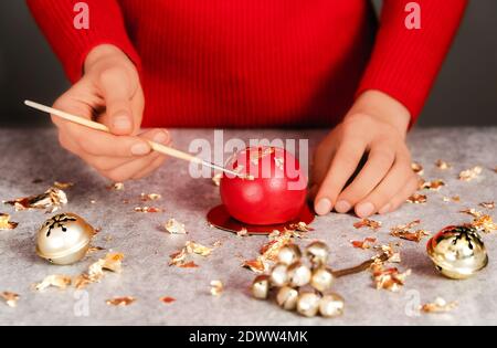 Schöne Karte mit Frau Dekoration roten Ball Mousse Dessert mit mit goldenen Flocken auf grauen Stein Küchentisch Hintergrund für Feier Design. Wi Stockfoto