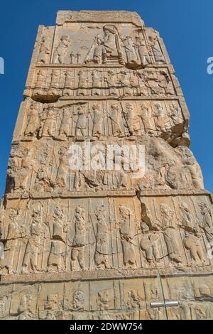 Bas Relief an der Ruinenwand in der Persepolis in Shiraz, Iran. Die zeremonielle Hauptstadt des Achämenidenreiches. UNESCO-Weltkulturerbe Stockfoto