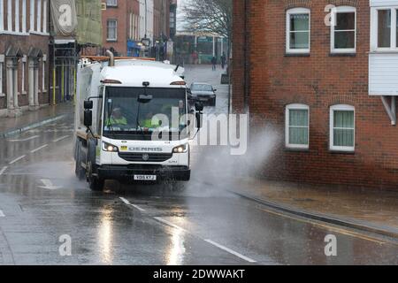 Worcester, Worcestershire, Großbritannien - Mittwoch, 23. Dezember 2020 - EIN Lastwagen fährt durch eine große Pfütze im Stadtzentrum, die nach Tagen starken Regens Wasser über die Außenwände von Wohnhäusern sprüht. Foto Steven May / Alamy Live News Stockfoto