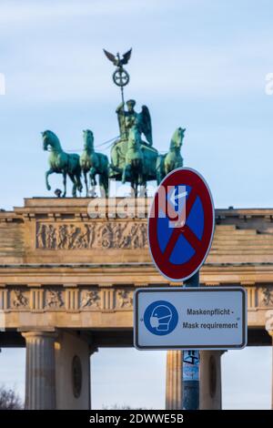 Pariser Platz mit Brandenburger Tor im deutschen Winter verlassen corona-Sperre Stockfoto