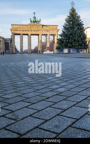 Pariser Platz mit Brandenburger Tor im deutschen Winter verlassen corona-Sperre Stockfoto