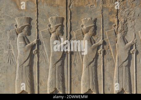 Bas Relief an der Ruinenwand in der Persepolis in Shiraz, Iran. Die zeremonielle Hauptstadt des Achämenidenreiches. UNESCO-Weltkulturerbe Stockfoto