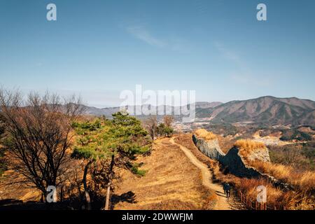 Panoramablick auf Samnyeonsanseong Festung Winter Berg in Boeun, Korea Stockfoto