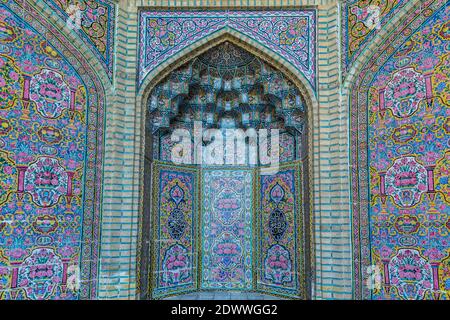 Bunte Mosaikmuster an der Wand der Nasir Al-Mulk Moschee (Rosa Moschee) in Shiraz, Iran Stockfoto