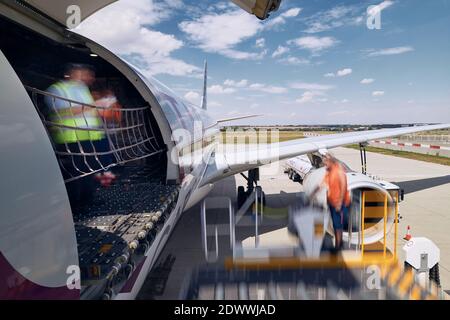 Prag, Tschechische Republik - 24. Juli 2020: Verladung des Frachtflugzeugs Airbus A330F von Qatar Airways am Vaclav Havel Airport Prag in Tschechien am Juli Stockfoto