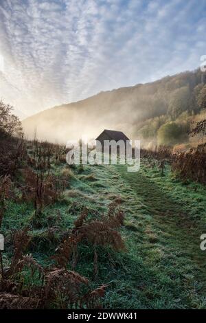 Bootshaus an einem nebelbedeckten Fluss Wye in Brockweir. Stockfoto