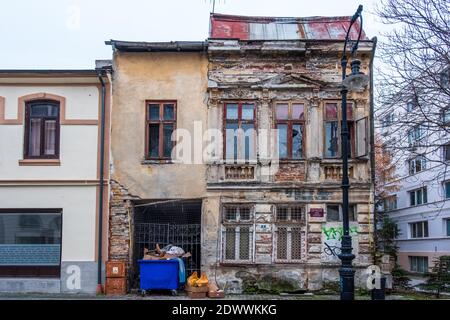 Was bleibt hinter Kommunismus, aufgegeben und zerstört historische Architektur in Craiova Innenstadt, Rumänien, EU. Stockfoto