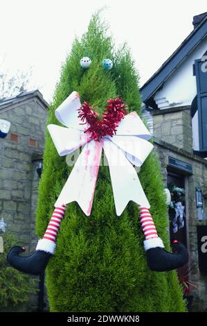 Elfe steckte in einem Weihnachtsbaum außerhalb Dekoration Stockfoto