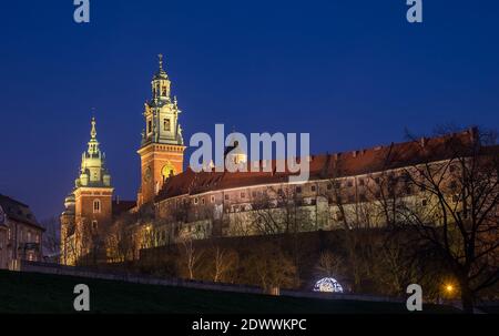 Old Krakow berühmte Wawel Königsschloss Wahrzeichen Dämmerung Bild in Polen. Bild des Reisekonzepts. Stockfoto